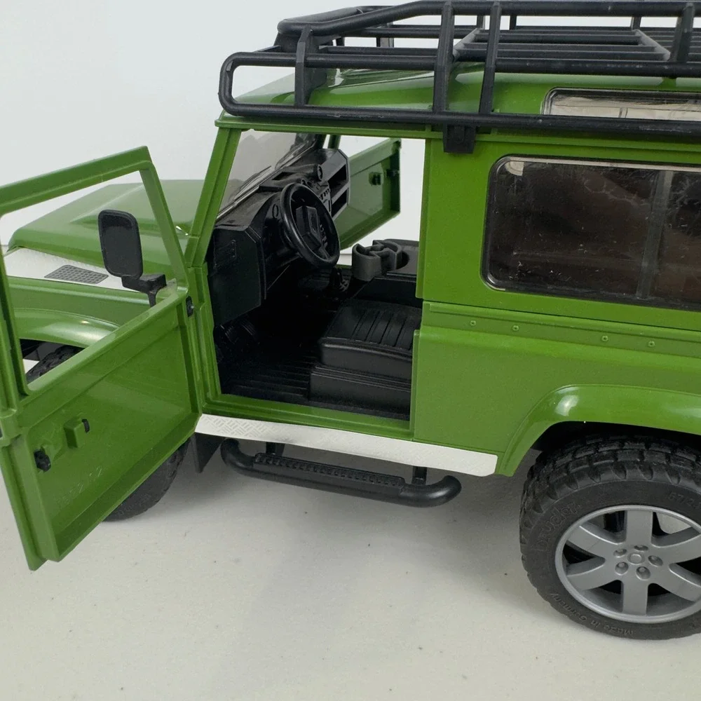 Bruder Land Rover Defender Station Wagon Green 1:16 Scale Toy Vehicle 02590 11in